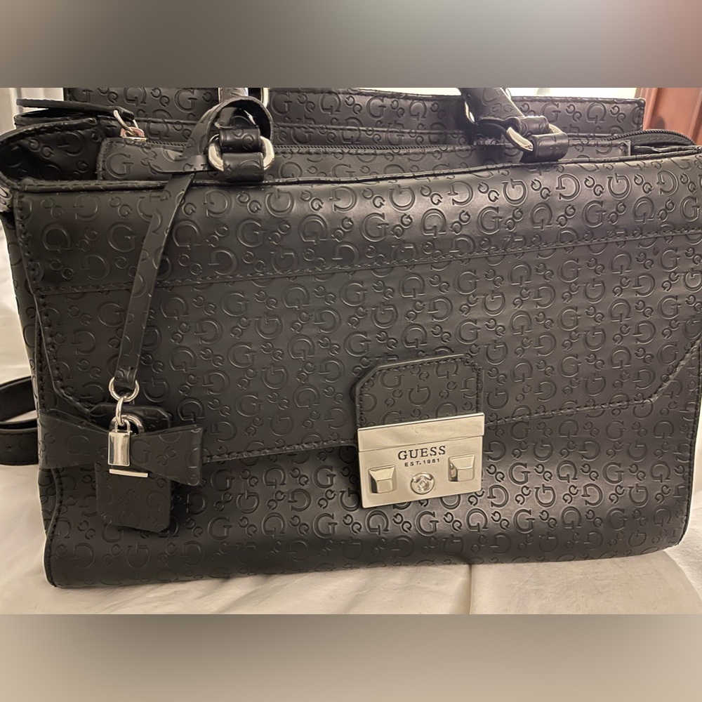 Guess purse - Picture 2 of 13